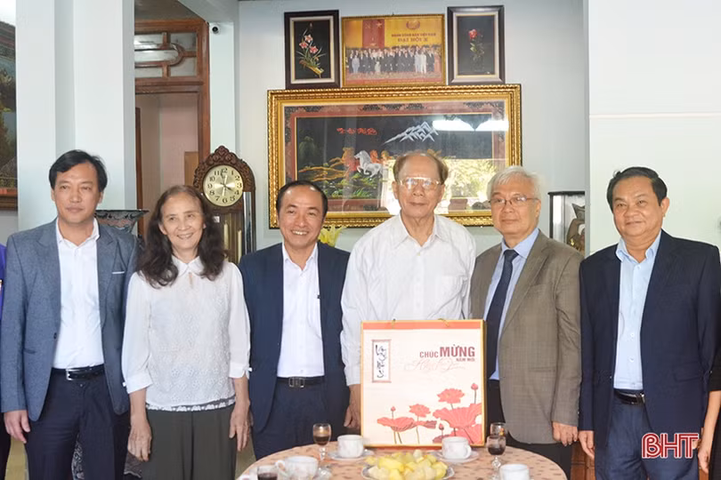 Đoàn công tác của Quốc hội dâng hương tại Ngã ba Đồng Lộc