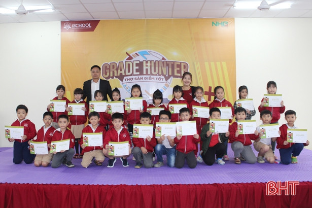 Trao giải Chương trình Thợ săn điểm tốt, chứng chỉ JA cho học sinh trường iSchool