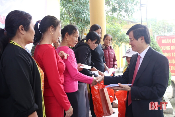 “Tết ấm yêu thương” tặng gần 300 suất quà cho người lao động, ngư dân Hà Tĩnh