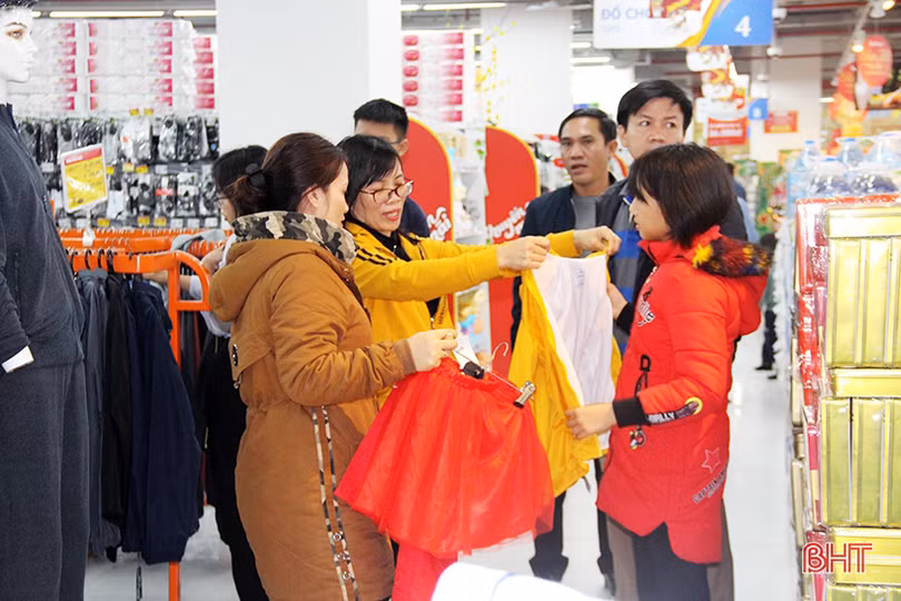 Nghỉ lễ tết tây, người dân Hà Tĩnh rộn ràng mua sắm tết ta