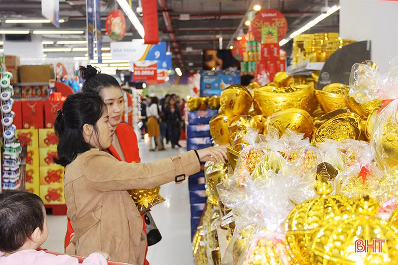 Nghỉ lễ tết tây, người dân Hà Tĩnh rộn ràng mua sắm tết ta