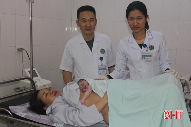 Vỡ oà khoảnh khắc chào đón công dân Hà Tĩnh đầu tiên của năm mới 2020