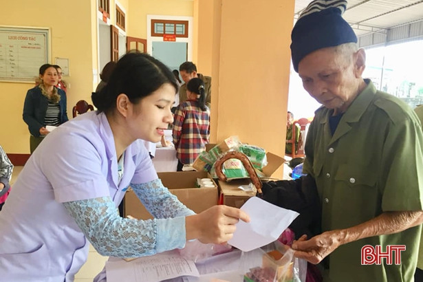 100 người dân xã Thạch Sơn được khám, cấp thuốc miễn phí