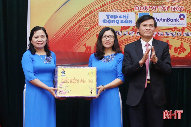 “Tết ấm yêu thương” tặng gần 300 suất quà cho người lao động, ngư dân Hà Tĩnh