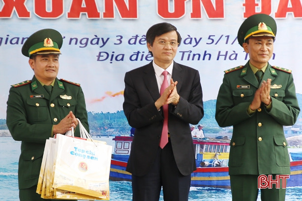 “Tết ấm yêu thương” tặng gần 300 suất quà cho người lao động, ngư dân Hà Tĩnh