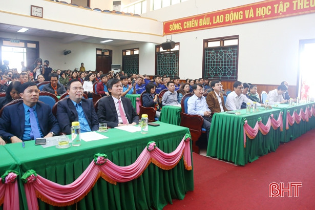 “Tết ấm yêu thương” tặng gần 300 suất quà cho người lao động, ngư dân Hà Tĩnh