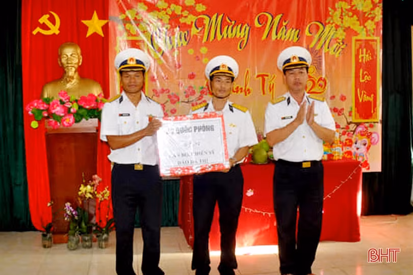 Mang “Tết” ra Trường Sa