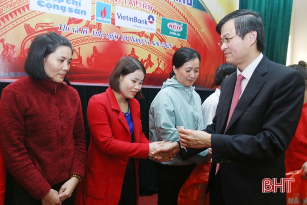“Tết ấm yêu thương” tặng gần 300 suất quà cho người lao động, ngư dân Hà Tĩnh
