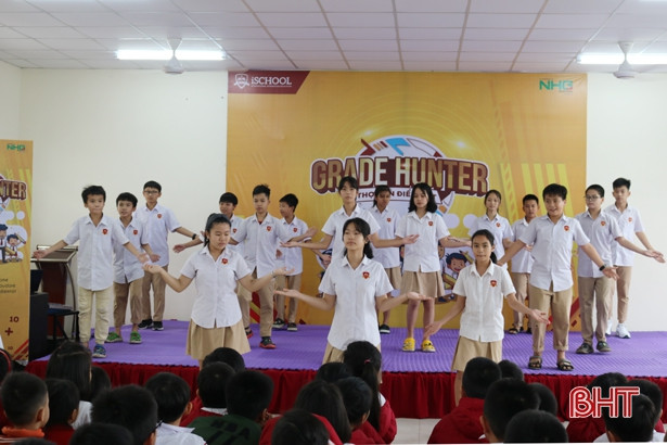 Trao giải Chương trình Thợ săn điểm tốt, chứng chỉ JA cho học sinh trường iSchool