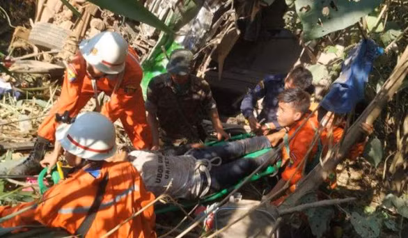 Tai nạn thảm khốc: Xe buýt đâm trực diện xe hơi, 19 người thiệt mạng