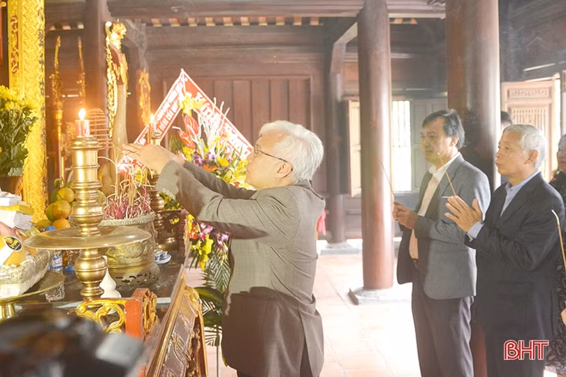 Chủ nhiệm Ủy ban Văn hóa, Giáo dục, Thanh niên, Thiếu niên và Nhi đồng dâng hương tại Khu lưu niệm Nguyễn Du