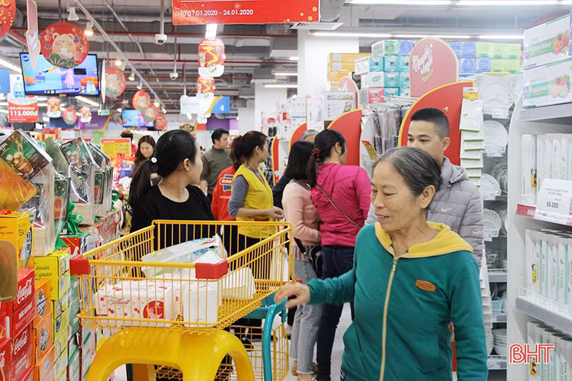Nghỉ lễ tết tây, người dân Hà Tĩnh rộn ràng mua sắm tết ta
