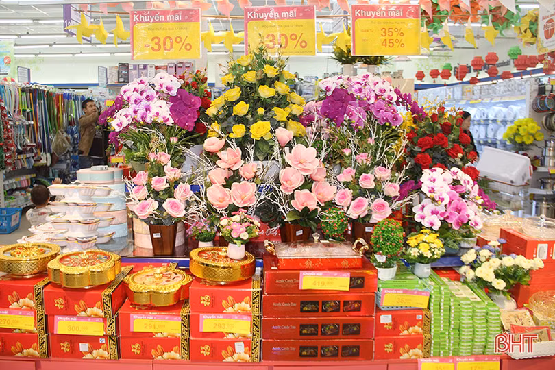 Nghỉ lễ tết tây, người dân Hà Tĩnh rộn ràng mua sắm tết ta