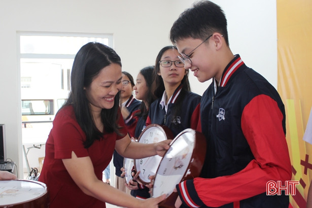 Trao giải Chương trình Thợ săn điểm tốt, chứng chỉ JA cho học sinh trường iSchool