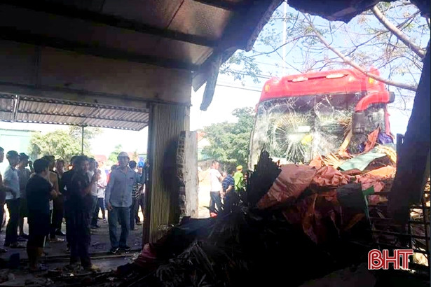 Tránh đàn bò, xe khách giường nằm đâm vào nhà dân lúc giữa trưa