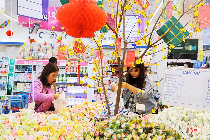 Nghỉ lễ tết tây, người dân Hà Tĩnh rộn ràng mua sắm tết ta