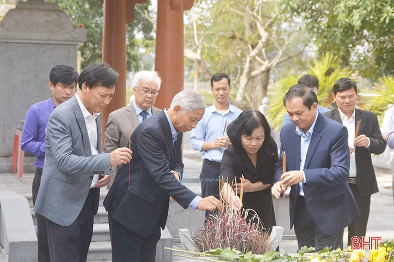 Chủ nhiệm Ủy ban Văn hóa, Giáo dục, Thanh niên, Thiếu niên và Nhi đồng dâng hương tại Khu lưu niệm Nguyễn Du