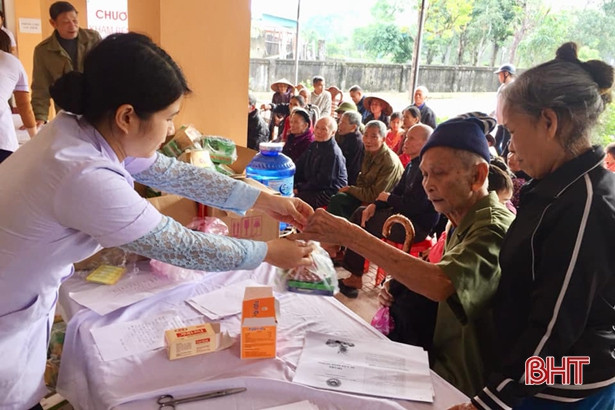 100 người dân xã Thạch Sơn được khám, cấp thuốc miễn phí