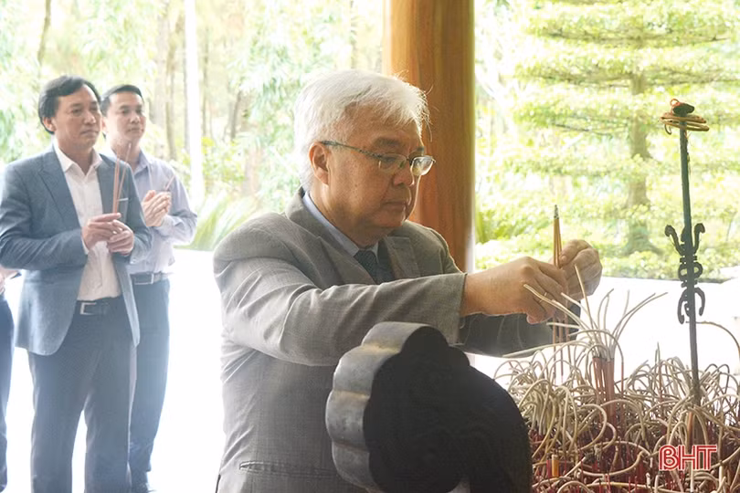 Đoàn công tác của Quốc hội dâng hương tại Ngã ba Đồng Lộc