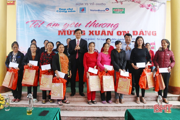 “Tết ấm yêu thương” tặng gần 300 suất quà cho người lao động, ngư dân Hà Tĩnh