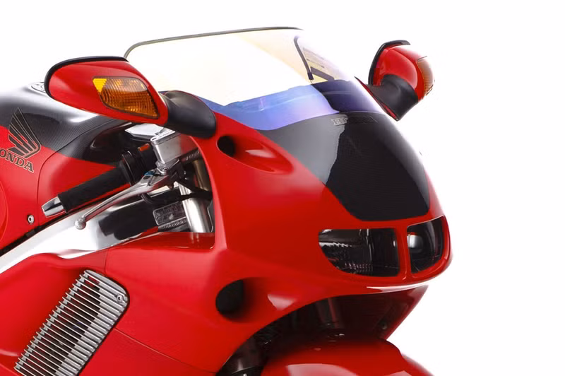 4. Kính chắn gió tráng titanium: Thập niên 1990, mũ bảo hiểm thường sử dụng kính được tráng titanium để trở nên thu hút hơn. Honda cũng làm điều tương tự với kính chắn gió của NR750 nhưng với mức giá đắt hơn nhiều - 1.572 euro ở thời điểm đó. 10 dieu dac biet cua huyen thoai honda nr750