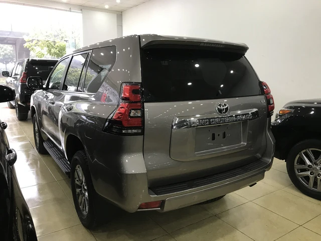 chay hang chinh hang toyota prado 2018 bi tuon ra dai ly tu nhan
