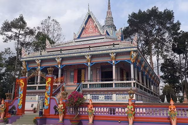 ngoi chua doc nhat vo nhi 9000 chiec chen dia op tuong