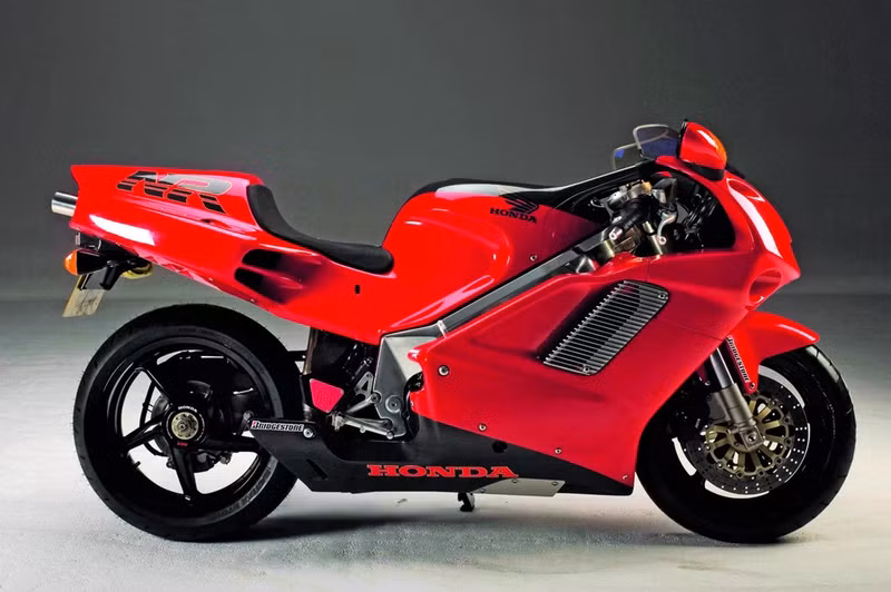 10. Mức giá điên rồ: Thời điểm ra mắt, Honda NR750 có mức giá lên đến 38.000 bảng Anh, tương đương mức giá 72.000 bảng Anh thời điểm hiện tại. Mức giá này ngang ngửa với những siêu phẩm hiện nay như Ducati 1299 Superleggera hay BMW HP4 RACE. Với mức giá tương đương một chiếc Porsche 968 Cabriolet , Honda đã rất khó khăn để bán hết 200 chiếc NR750 trên toàn thế giới. 10 dieu dac biet cua huyen thoai honda nr750