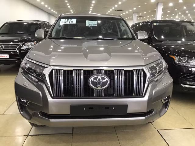 chay hang chinh hang toyota prado 2018 bi tuon ra dai ly tu nhan