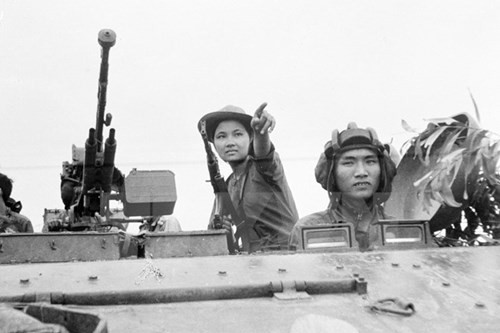 Nữ biệt động Sài Gòn hướng dẫn quân Giải phóng tiến vào sân bay Tân Sơn Nhất. Ảnh: Tư liệu TTXVN. tong tien cong va noi day xuan mau than nam 1968 khat vong hoa binh doc lap thong nhat cua dan toc viet nam
