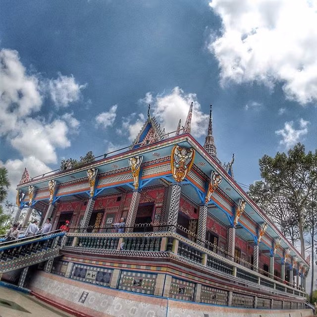 ngoi chua doc nhat vo nhi 9000 chiec chen dia op tuong