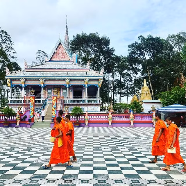 ngoi chua doc nhat vo nhi 9000 chiec chen dia op tuong