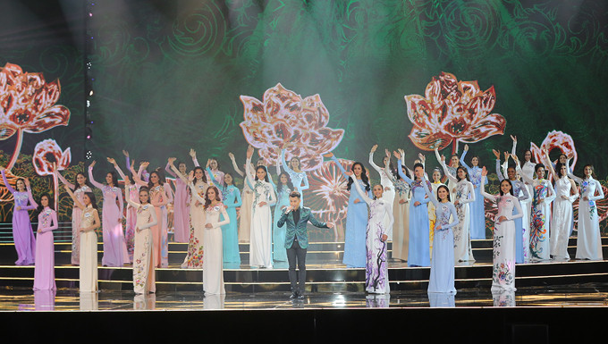 Các thí sinh trong màn trình diễn áo dài. nguoi dep e de dang quang hoa hau hoan vu viet nam 2017