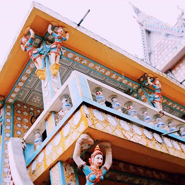 ngoi chua doc nhat vo nhi 9000 chiec chen dia op tuong