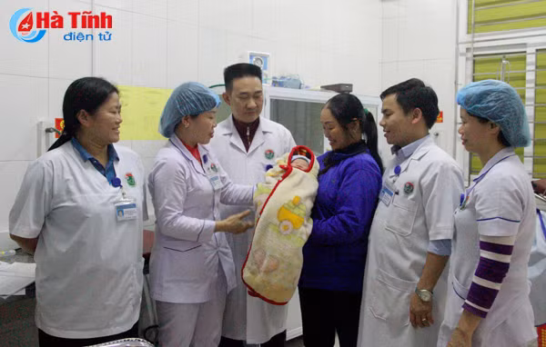 cong dan ha tinh chao doi trong phut giao thua nam 2018