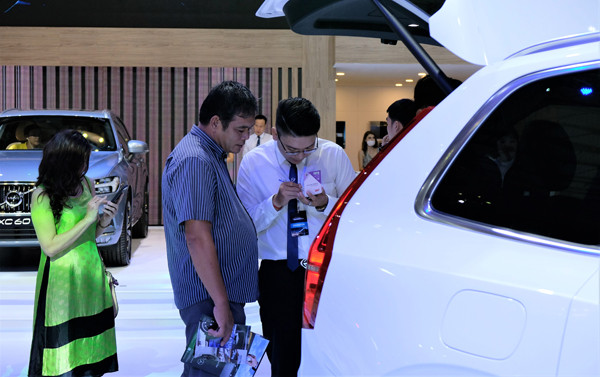 Nhu cầu mua xe của người dân tăng cao dịp cận Tết - Ảnh: Hoàng Cường mua o to can tet xe nhap doi gia ca tram trieu dong