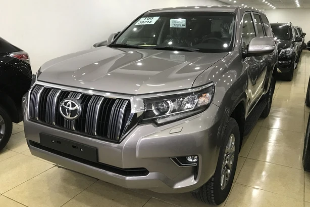 chay hang chinh hang toyota prado 2018 bi tuon ra dai ly tu nhan