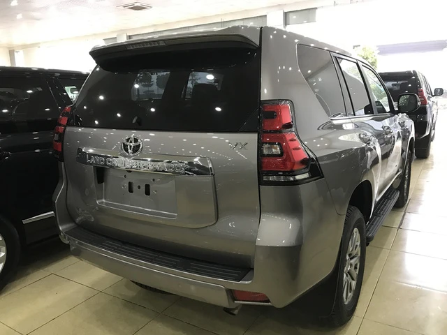 chay hang chinh hang toyota prado 2018 bi tuon ra dai ly tu nhan