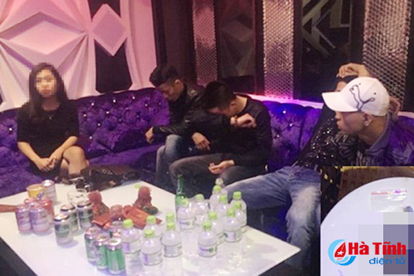 nhom nam nu an tet bang ma tuy trong karaoke ruby