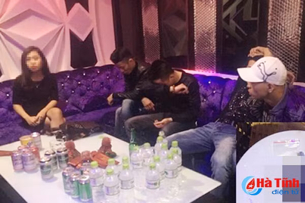 Bắt nhóm đối tượng dùng ma túy trong Karaoke Kingdom