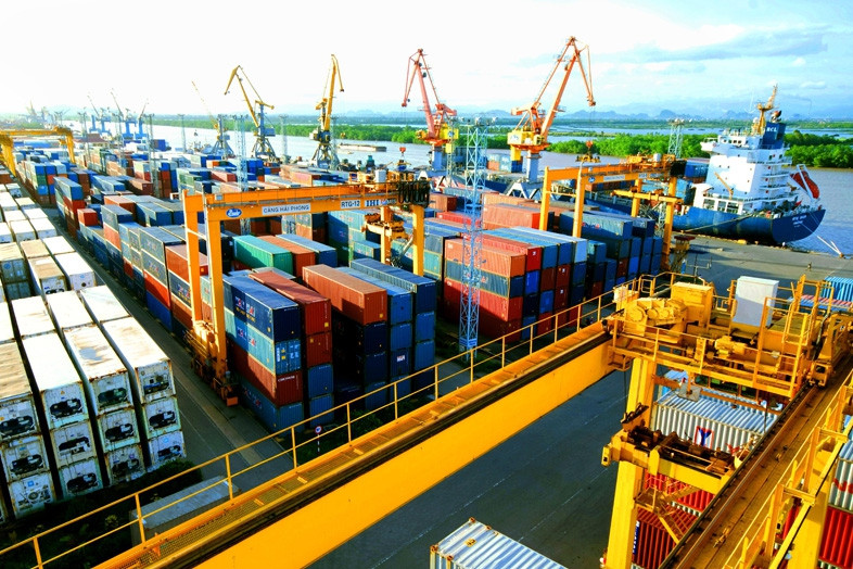 Chính phủ quyết tâm cải thiện môi trường kinh doanh, tạo thuận lợi nhất cho doanh nghiệp. Ảnh: Cảng Hải Phòng cat giam don gian hoa 50 dieu kien kinh doanh