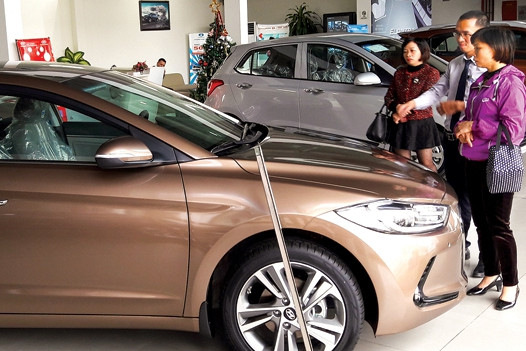 Nhiều người kỳ vọng năm 2018 giá xe sẽ giảm mạnh nhưng thực tế không diễn ra như mong đợi - Ảnh K.Linh mua o to can tet xe nhap doi gia ca tram trieu dong