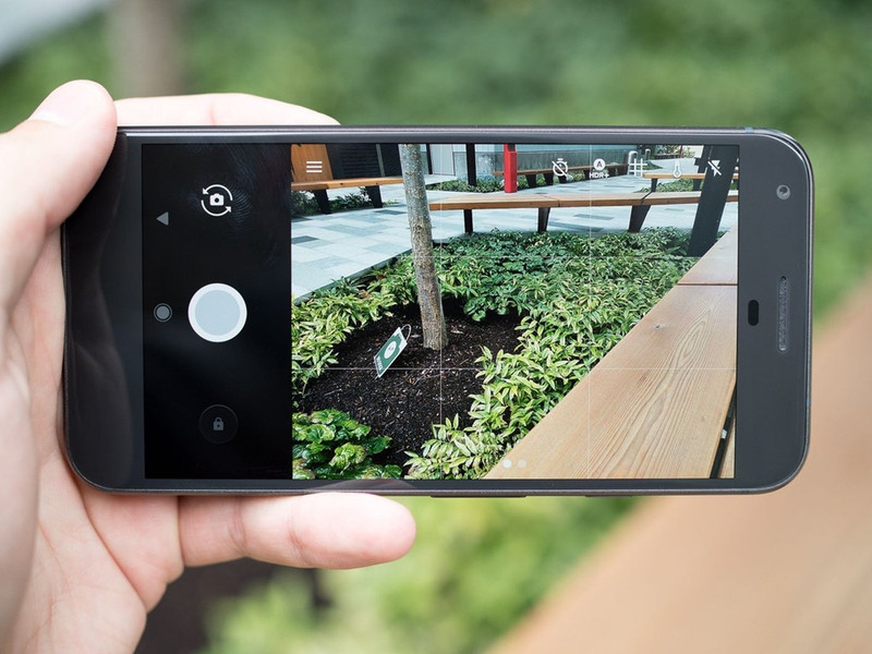 Dùng ứng dụng Google Camera: Cách này dành riêng cho những mẫu smartphone chạy hệ điều hành Android. Google Camera có khả năng xử lý sau chụp rất tốt giúp đem lại những tấm hình đẹp hơn so với ứng dụng Máy ảnh tích hợp sẵn trên điên thoại. cach de chup anh dep bang smartphone