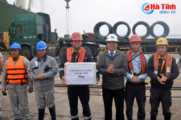 tham hoi tang qua cong nhan lao dong kkt vung ang