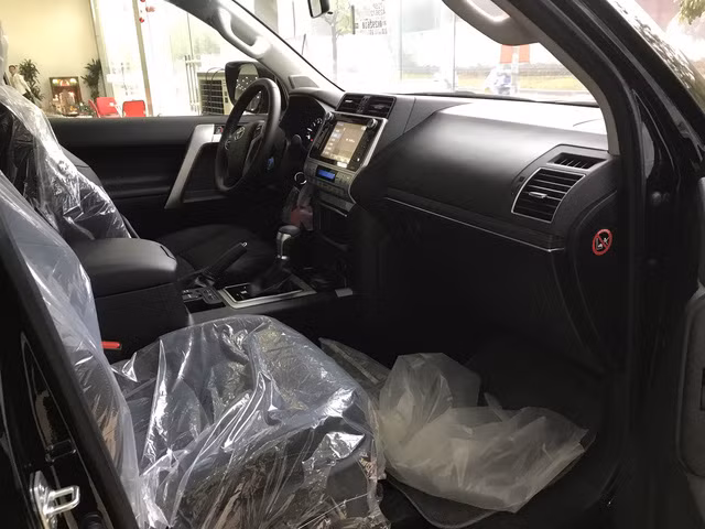 chay hang chinh hang toyota prado 2018 bi tuon ra dai ly tu nhan