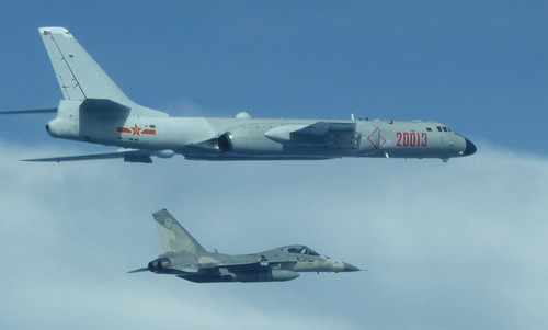 Tiêm kích Đài Loan bám sát oanh tạc cơ Trung Quốc trên eo biển Đài Loan. Ảnh: Sina. nhung diem nong co the lam bung phat xung dot quan su nam 2018