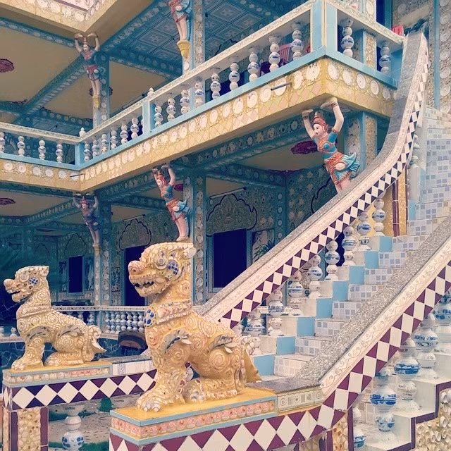 ngoi chua doc nhat vo nhi 9000 chiec chen dia op tuong