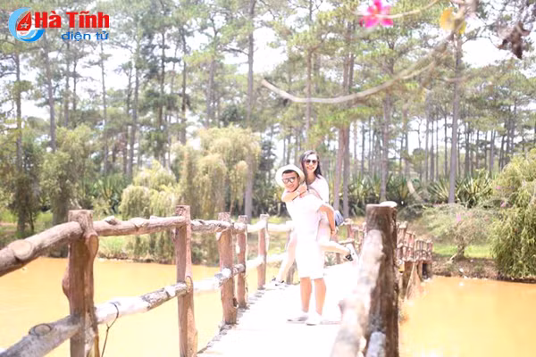 chuyen tinh ronaldo xu nghe va co ban gai xinh dep