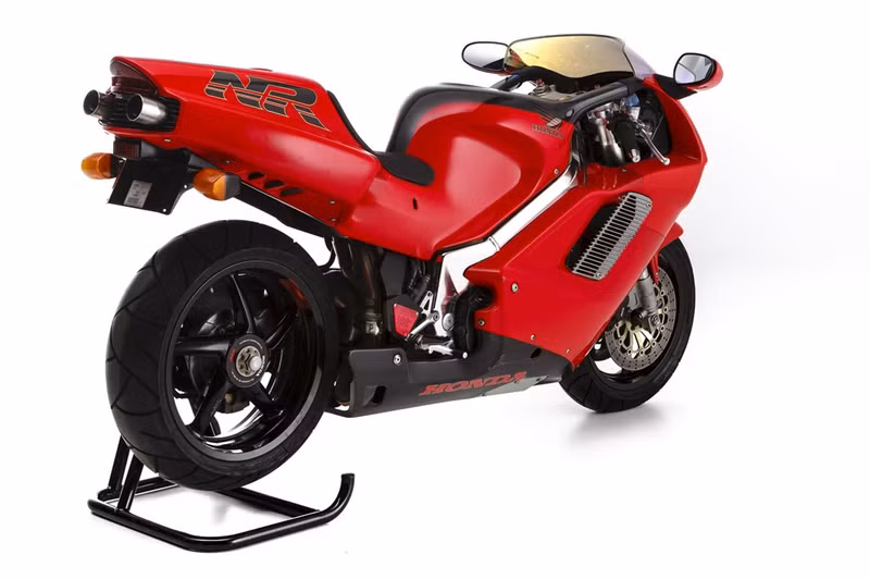 2. Gắp đơn: Trước NR750 đã có một số mẫu xe sử dụng gắp đơn như RC30 ở năm 1987 và BMW R80G/S ở những năm 1980. Tuy nhiên, gắp đơn của những mẫu xe này khá thô sơ và dừng lại ở mức tiện lợi. Chỉ đến NR750, gắp đơn mới được nâng tầm lên là một vẻ đẹp và làm cảm hứng cho chiếc Ducati 916. 10 dieu dac biet cua huyen thoai honda nr750