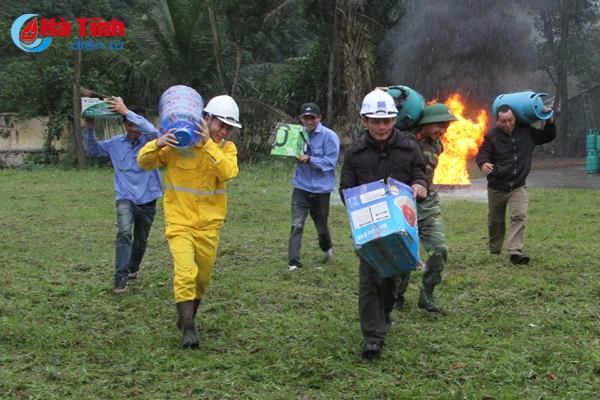 dien tap cuu hoa giai thoat cho cong nhan tram chiet nap gas